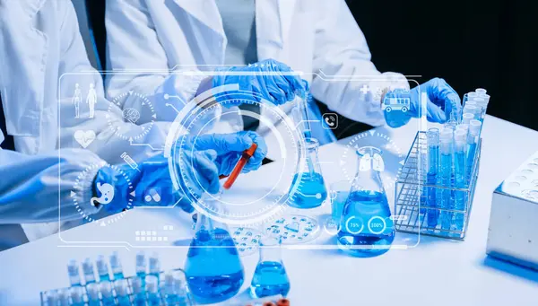 Laboratuvarda çalışan ve numuneleri test eden bilim adamları 