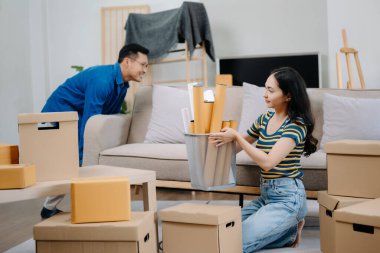 Büyük kutuları olan genç çift yeni bir eve taşınıyor.