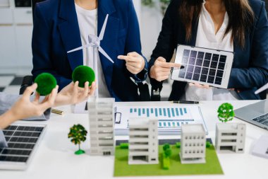Geri dönüşüm planlayan ve tartışan iş adamları ofis toplantı odasında yeniden kullanım politikası sembolünü azalttı. Yeşil iş şirketi ve Güneş Enerjisi Çevre Kenti Kavramı