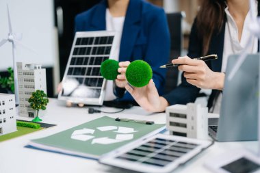 Geri dönüşüm planlayan ve tartışan iş adamları ofis toplantı odasında yeniden kullanım politikası sembolünü azalttı. Yeşil iş şirketi ve Güneş Enerjisi Çevre Kenti Kavramı.