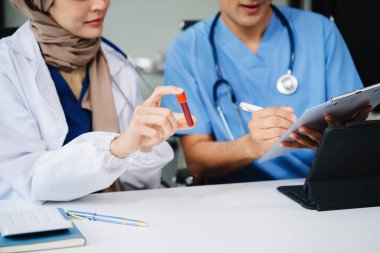 Tıbbi toplantı, tartışma, beyin fırtınası ve planlama. Hastane ofisinde çalışan erkek ve kadın doktorlar..