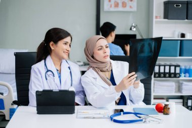 Doktorlar klinikteki hastanın sonuçlarını ya da teşhisini inceliyor. Ekip çalışması, sağlık ve sağlık çalışanları hastanede masa başında tartışıyor ve araştırma yapıyor.