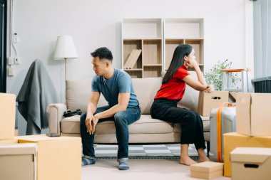 Boşanma kavramı. Asyalı çift evde evlendikten sonra çaresiz ve hayal kırıklığına uğruyor. Karı koca kavgalar yüzünden üzgün, üzgün ve hayal kırıklığına uğramış. 