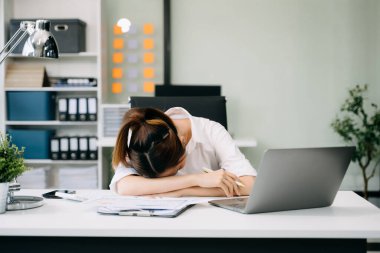 Çok çalışan işkadını ofis çalışanı uzun bir günün ardından ofis masasında uyudu. ofis sendromu kavramı
