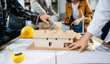 Mühendis ekibi proje inşaatı için çok çalışıyor.