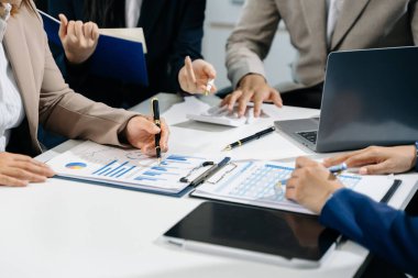 Ofiste çalışan iş adamları