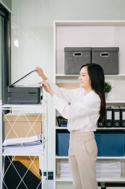 Modern ofiste yazıcı kullanan başarılı Asyalı iş kadını 