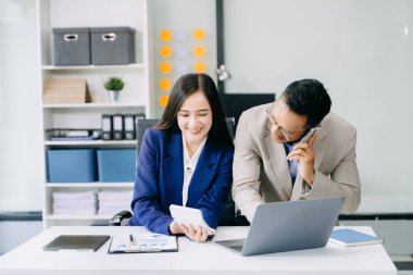 Ofiste çalışan iki Asyalı iş arkadaşı.