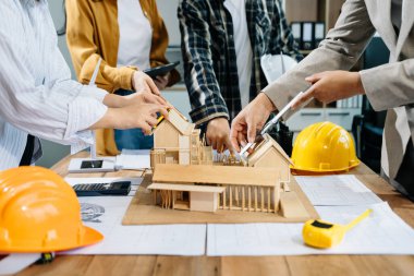 Mühendis ekibi dijital tablet bilgisayar kullanarak proje inşaatı için çok çalışıyor 