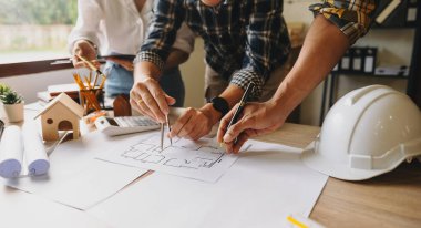 Mühendis ekibi toplantısı, mimari proje planıyla birlikte çalışma, endüstriyel profesyonel takım.