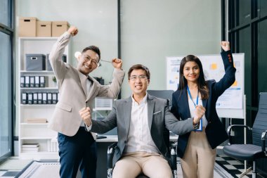 Ofisteki iş arkadaşları gündelik bir konuşma yapıyorlar. Konferans odasında bir grup iş adamı konferans odasında yeni bir proje üzerinde oturuyorlar..