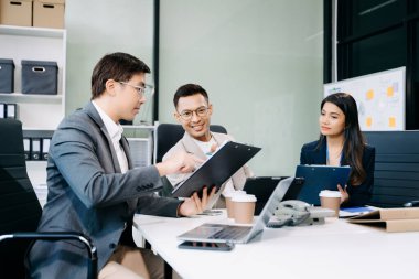 Ofisteki iş arkadaşları gündelik bir konuşma yapıyorlar. Konferans odasında bir grup iş adamı konferans odasında yeni bir proje üzerinde oturuyorlar..