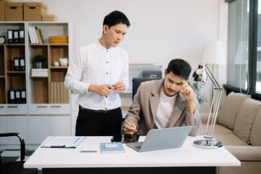 İş adamları çalışır ve iş planlarını tartışırlar.