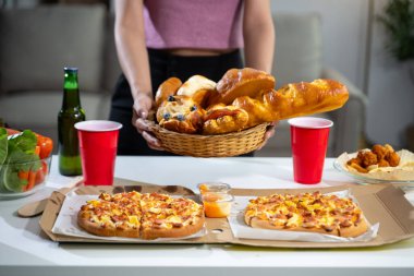 Kahvaltı, kruvasan, fırın, masada pizza hazırlayan kadınların ellerinin yakın çekimi..