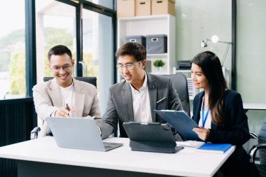 Ofisteki iş arkadaşları gündelik bir konuşma yapıyorlar. Konferans odasında bir grup iş adamı konferans odasında yeni bir proje üzerinde oturuyorlar..