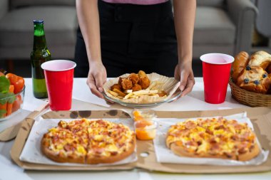 Kahvaltı, kruvasan, fırın, masada pizza hazırlayan kadınların ellerinin yakın çekimi..