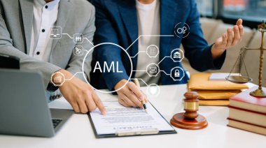 AML Para Aklamayla Mücadele Bankası İş Konsepti. Bilgisayar ve tablet kullanarak sanal ekranda para aklama simgesiyle mahkeme salonunda yargıçlık yapmak.