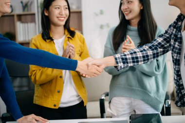  Genç iş dünyası yaratıcı takımı ofiste el sıkışıyor. 