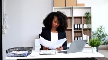 Modern Ofis Masasında Dizüstü bilgisayarla Finans Analizi Yapan Başarılı İş Kadını 