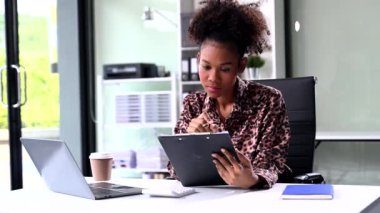 Başarılı İşkadını, Finans 'ı tablet bilgisayar ve laptop ile modern ofis masasında analiz ediyor. 