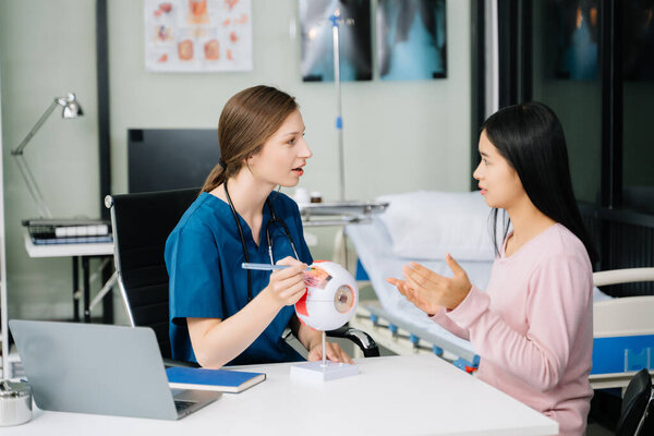 Медицинский опыт и уход за пациентами через анатомические модели глаз. Визуализация концепций здравоохранения с акцентом на анатомию, руководство и профессиональную консультацию.