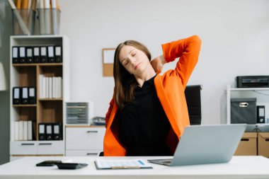 Ofis masasında uzun bir gün geçirdikten sonra boynu ağrıyan çok çalışan bir ofis çalışanı. ofis sendromu kavramı