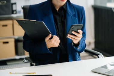 Modern ofiste akıllı telefonun orta bölümü. 