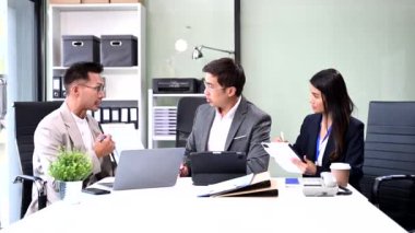 Ofisteki iş arkadaşları gündelik bir konuşma yapıyorlar. Toplantı odasında bir grup iş adamı konferans odasında yeni başlatılan projeyi tartışıyor..