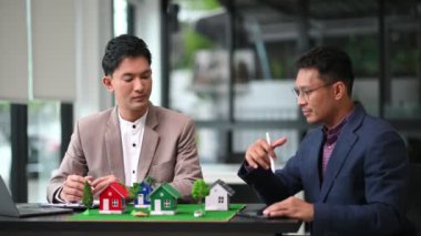 Ofiste House Models, Small Houses Small Mortgage Mülkiyet Sigortası ve gayrimenkul kavramları olan satıcı ve müşteri