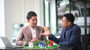 Ofiste House Models, Small Houses Small Mortgage Mülkiyet Sigortası ve gayrimenkul kavramları olan satıcı ve müşteri