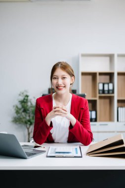 Ofiste çalışmak için dizüstü bilgisayar kullanan kendine güvenen bir iş kadını. 