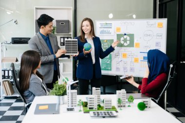 İş adamlarının şirket ofisinde rüzgar enerjisi hakkında görüşleri var. İş ekibi yel değirmenleri ve alternatif yeşil enerji hakkında konuşuyor. Ofiste yönetici toplantısı. 