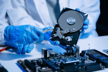 Sabit diskin içinde tamirat yapan teknisyenler atölyede