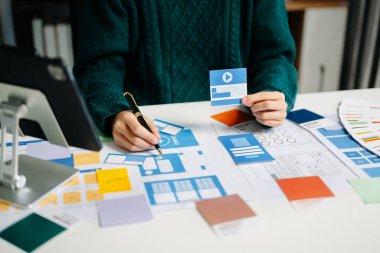 UX grafik tasarımcısı web akıllı telefonu için prototip geliştirme uygulaması planlaması. Yaratıcı dijital geliştirme ajansı.