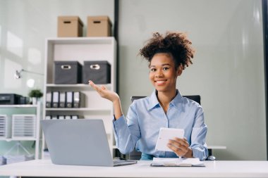 Başarılı Afrikalı Amerikalı İş Kadını Modern Ofis 'te dizüstü bilgisayarda Finansman Analizi ve el hareketleriyle