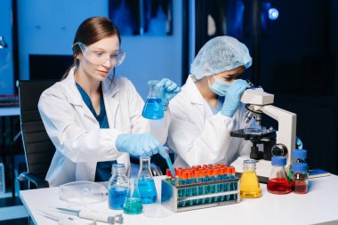 Laboratuvarda çalışan iki kadın bilim adamı. Tarım, araştırma konsepti ve test örnekleriyle bilim adamları.