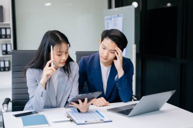 Modern ofiste birlikte çalışan başarılı iş adamlarının portresi. Çift çalışması başlangıç konsepti.