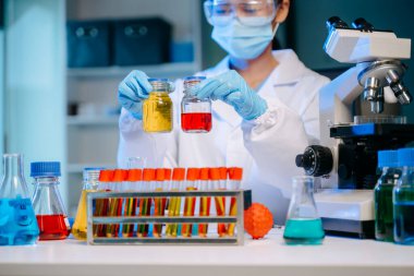 Kimya laboratuvarında kimya sıvılarını karıştıran bilim adamları. Kimya laboratuvarında çalışan bir araştırmacı.