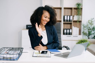 Ofisteki bir iş için dizüstü bilgisayar kullanan çekici bir iş kadını. 