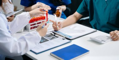 Doktorlar ve tıbbi personelden oluşan bir ekiple buluşacağım. Hastanede kalp hastalığı, zatürree, gastrointestinal ve mide hastalıkları ve osteoporoz tedavisi ve dijital tablet bilgisayar kullanımı hakkında danışmanlık 