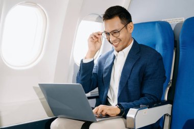 Genç Asyalı yönetici dizüstü bilgisayarında birinci sınıfta başarılı. 