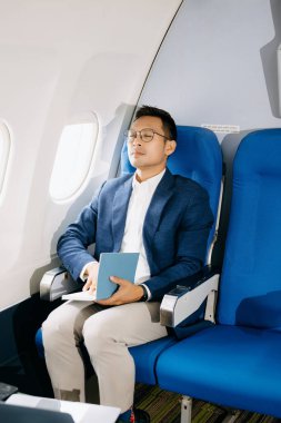 Genç Asyalı yönetici dizüstü bilgisayar ve not defteriyle birinci sınıfta başarılı oldu  