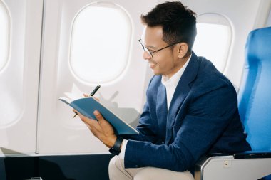 Genç Asyalı yönetici not defterine birinci sınıf yazı yazmada başarılı oldu  