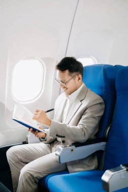 Genç Asyalı yönetici not defterine birinci sınıf yazı yazmada başarılı oldu  