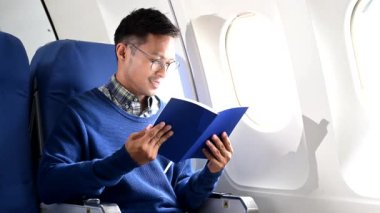 Genç Asyalı yönetici not defterine birinci sınıf yazı yazmada başarılı oldu  