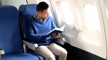 Genç Asyalı yönetici not defterine birinci sınıf yazı yazmada başarılı oldu  