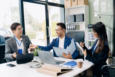 Ofisteki iş arkadaşları gündelik bir konuşma yapıyorlar. Konferans odasında bir grup iş adamı konferans odasında yeni bir proje üzerinde oturuyorlar..