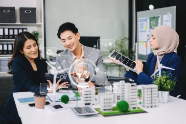 Çok ırklı iş adamlarından oluşan bir grup, konut projesinden yola çıkarak dijital tablet kullanıyorlar. Yeşil iş şirketi ve Güneş Enerjisi Çevre Kenti Kavramı.
