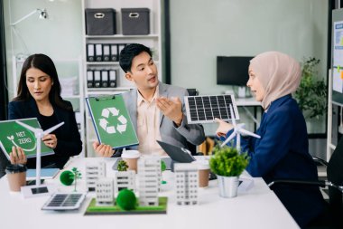 Çok ırklı iş adamlarından oluşan bir grup, konut projesinden yola çıkarak dijital tablet kullanıyorlar. Yeşil iş şirketi ve Güneş Enerjisi Çevre Kenti Kavramı.