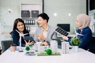 Çok ırklı iş adamlarından oluşan bir grup, konut projesinden yola çıkarak dijital tablet kullanıyorlar. Yeşil iş şirketi ve Güneş Enerjisi Çevre Kenti Kavramı.